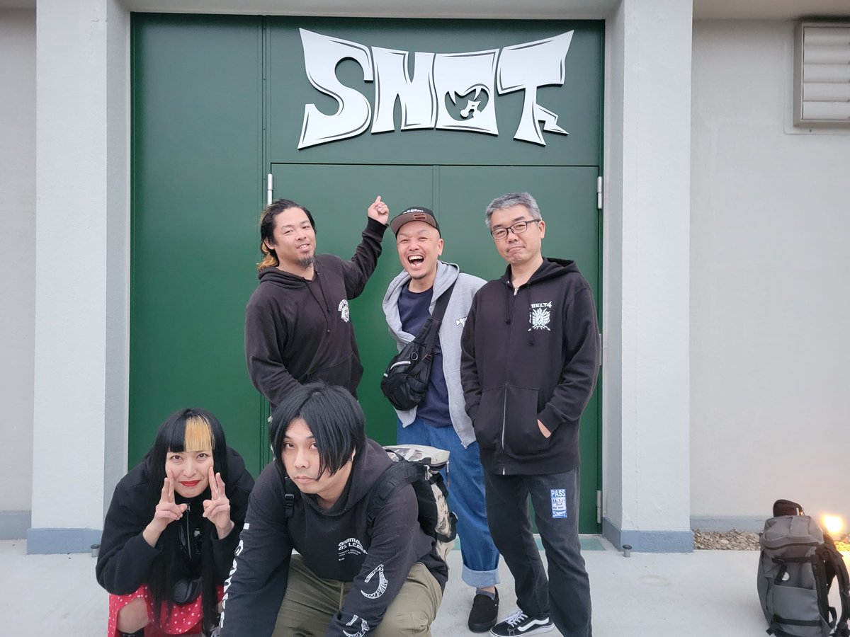 Catch and row tweet media