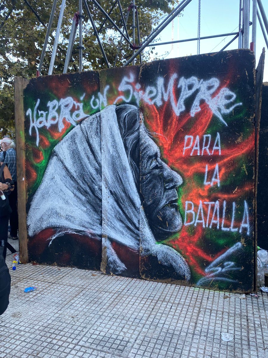 Por un país con más amor que odio ! Hermoso ambiente de familia en la plaza hoy. 
Donde habia que estar ! 
Nunca Más !