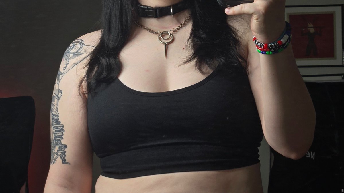 switch_n_smirk's tweet image. not the deepest cleavage but it still cuts like an axe