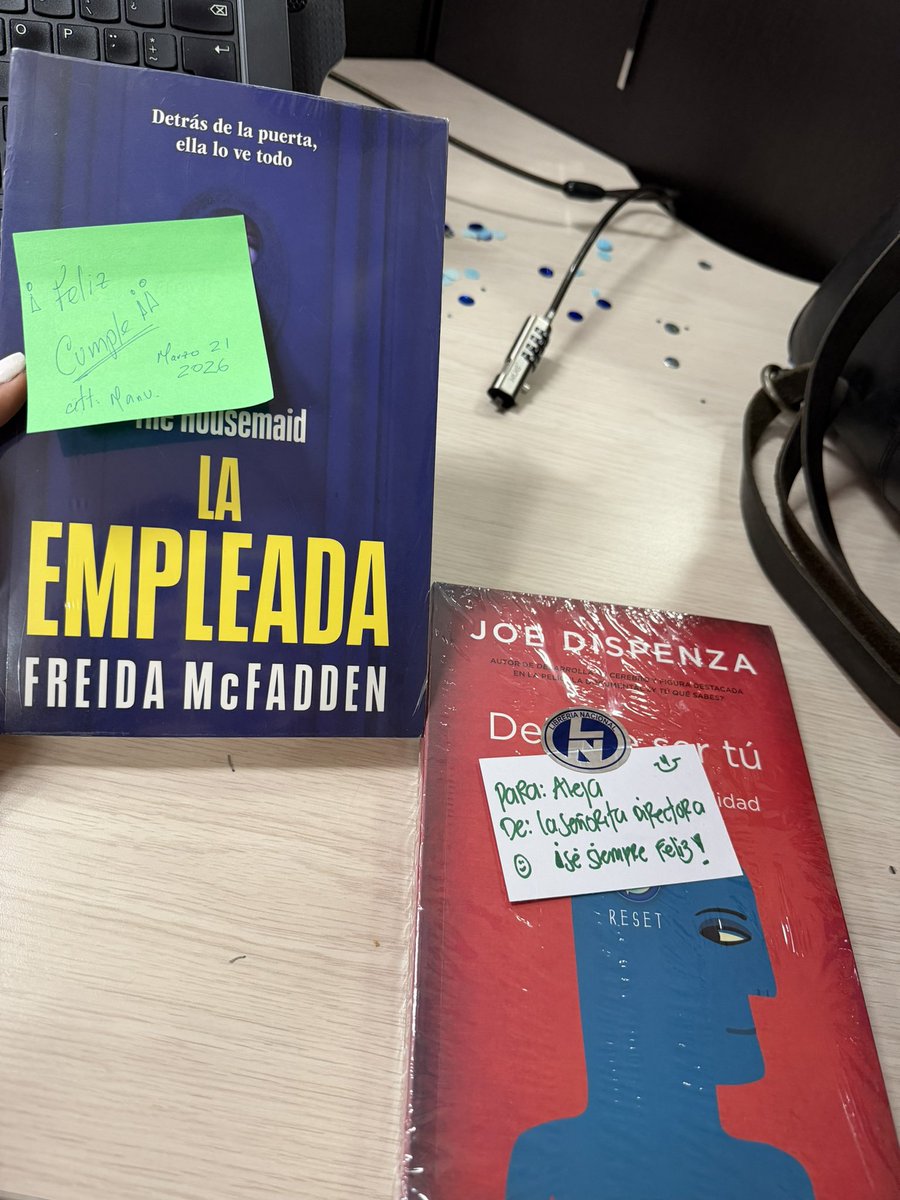 Me regalaron libros y no sé si me quieren dar un mensaje subliminal 👀 
Uno pa’ Que trabaje “la empleada” 😂
Y “deja de ser tú” 🤔 querrán que cambie 😳