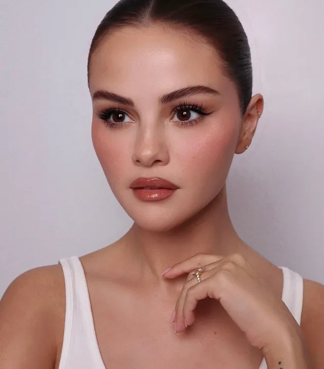 SELENAT0RSARMY's tweet photo. Selena Gomez stuns in new photos. https://t.co/Lxr3qSmGye