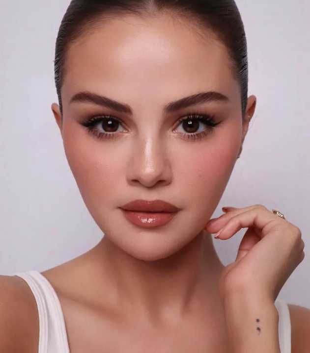 SELENAT0RSARMY's tweet photo. Selena Gomez stuns in new photos. https://t.co/Lxr3qSmGye