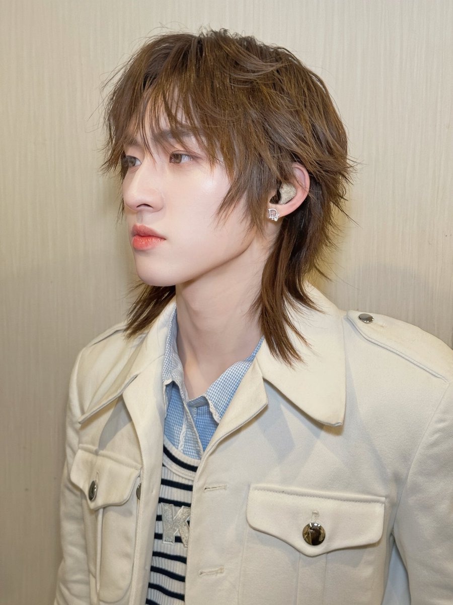 จริงๆ มีอีก 2รูป มุมข้างวันนี้น้าเบต่อผมยาว ลงมาอีก ชอบกันไหม ?!?  ส่วนเมคอัพลุค คืออยากได้คือหนุ่ม Ikemen (イケメン)  เติมความสดใส แบบสีปาก 🍓Fresh เป็นลุคน้อยๆคบีนๆที่ขอลงเก็บเอาไว้ ว่าชอบเอง555#kongjiro
#Ozsila_Work