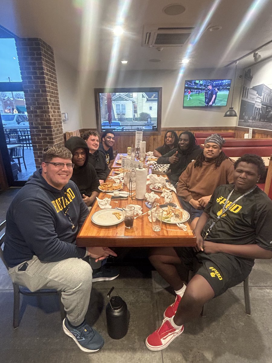 CoachJTGlen's tweet photo. JUST LEFT DINNER WITH THE BIG BOYS 😤🍽️

THE TRENCHES ARE HUNGRY. MEAN. READY TO MOVE PEOPLE.

TOMORROW @HCCscottieFB STRAP IT UP 

SPRING BALL IS LIVE 🔥 https://t.co/KJ8CPgrfYI
