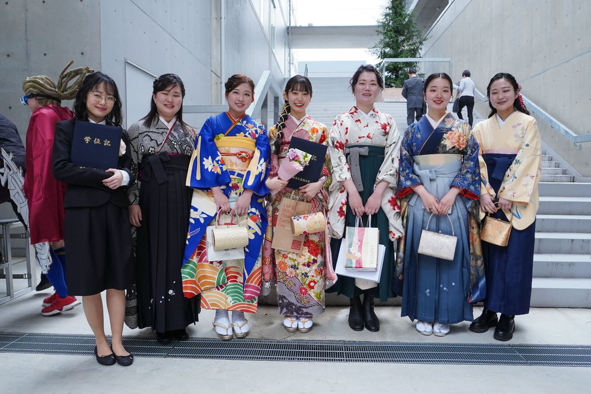 kyoto_geidai's tweet photo. 2026年（令和8年）3月23日、令和7年度美術学部・音楽学部卒業式及び大学院美術研究科・音楽研究科学位記授与式を本学堀場信吉記念ホールで執り行いました。
🌸学長式辞は本学ウェブサイトからご覧いただけます。
https://t.co/hNFdPtfCYZ
#京芸 #KCUA #卒業おめでとう https://t.co/fcbXBuP2J7