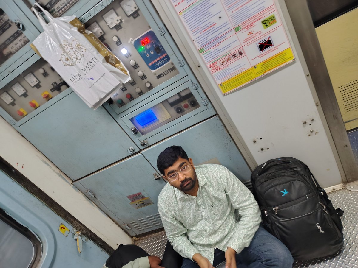 rladda74's tweet photo. @RailMinIndia @AshwiniVaishnaw

Train 22160 – 2AC coach: No tissue paper or hand wash in toilets, and unchecked passengers entering reserved coach.
PNR# 4752142312
Please take urgent action.
@AshwiniVaishnaw https://t.co/hy2glqXMbg