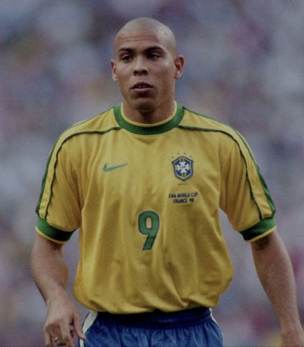 paraleandro's tweet photo. @SensoCrtico1 É só fazer o básico, camisa amarela mas um amarelo forte, detalhes em verde, sem nenhuma papagaiada, lisa, presença, pressão no adversário só de olhar!!! https://t.co/DSs8bA2Ema