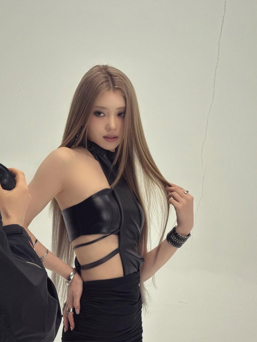 kpop moments that could kill a sapphic tweet media