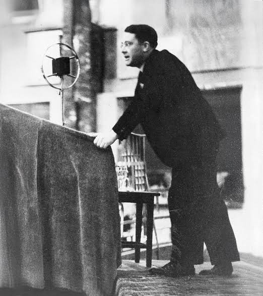 signosdepureza's tweet photo. «Un mundo sin posibilidad de guerra, un mundo sin distinción entre amigos y enemigos, sería un mundo sin política y, por tanto, un mundo sin vida».

—Carl Schmitt https://t.co/EhRsRorVLe
