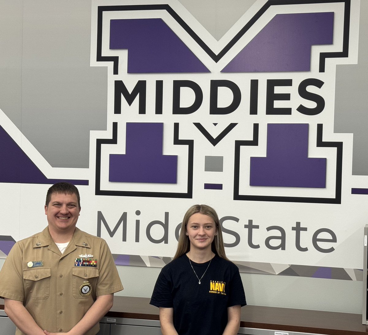 MVPMiddies's tweet image. MIDD STATE IS PROUD OF NAVY RECRUIT, ASHLEE STEVENSON!!
She is graduating a year early and ships out with @USNavy in August . We know she'll honorably represent her country and Middletown.
Non sibi sed patriae
#MiddieRising
#InTheNavy
#SubMechanics
#SemperFortis
@MHSMiddieTweets
