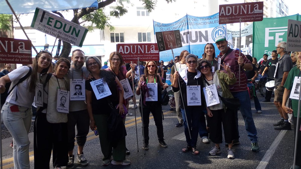 anavemoreno's tweet photo. Lloré mucho
Abracé mucho
Sonreí mucho
Marché con mis compañerxs de #Unla y #Atunla
Besé a mis amigxs del #patioperonista
Sostuve LA bandera de nuestrxs 30000
Llena de aromas, desde en el patio de casa, les comparto música, danza, alegría y amor
#MemoriaVerdadYJusticia
#NuncaMás https://t.co/72y68O4Ndv