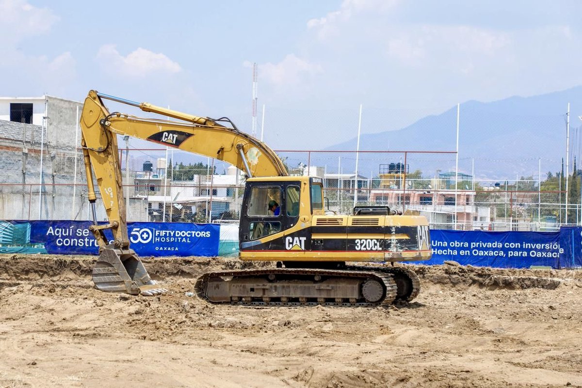 RaulRuizRobles's tweet photo. Para la construcción del Centro Médico #50DoctorsOaxaca, el 90% es mano de obra y proveeduría local, generando bienestar para las familias. 

Invertir en Oaxaca es invertir en su gente. 
¡Impulsamos el desarrollo económico de nuestra tierra!

@FannyRicci @Ferdinardr @salomonj https://t.co/cueLfct0Gy