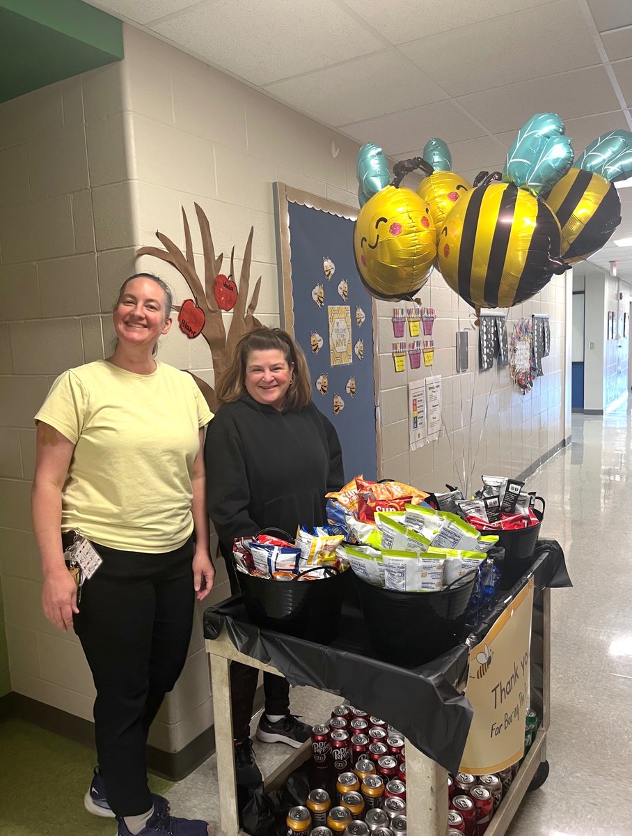 SummitPTA's tweet photo. Today Summit’s staff enjoyed drinks and treats from a treat trolley.

Thank you all for bee-ing amazing! 🐝 https://t.co/7ABKd5TwCd