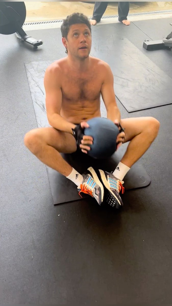 ayla is seeing niall 🪩 tweet media