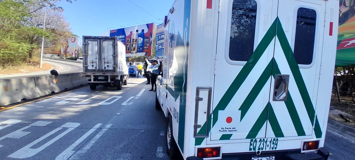 ultimahsv's tweet photo. #Nacionales | ⚠️🚛 Un camión de carga se accidentó y volcó en la carretera hacia el Puerto de La Libertad, a la altura de la curva del Papaturro. 

El @VMTElSalvador con una de sus grúas realiza labores en la zona para retirar la unidad, por lo que el paso vehicular se mantiene limitado en dirección hacia San Salvador.

📲 Únete a nuestro canal de WhatsApp y mantente informado: https://t.co/y0QTqZEoAC