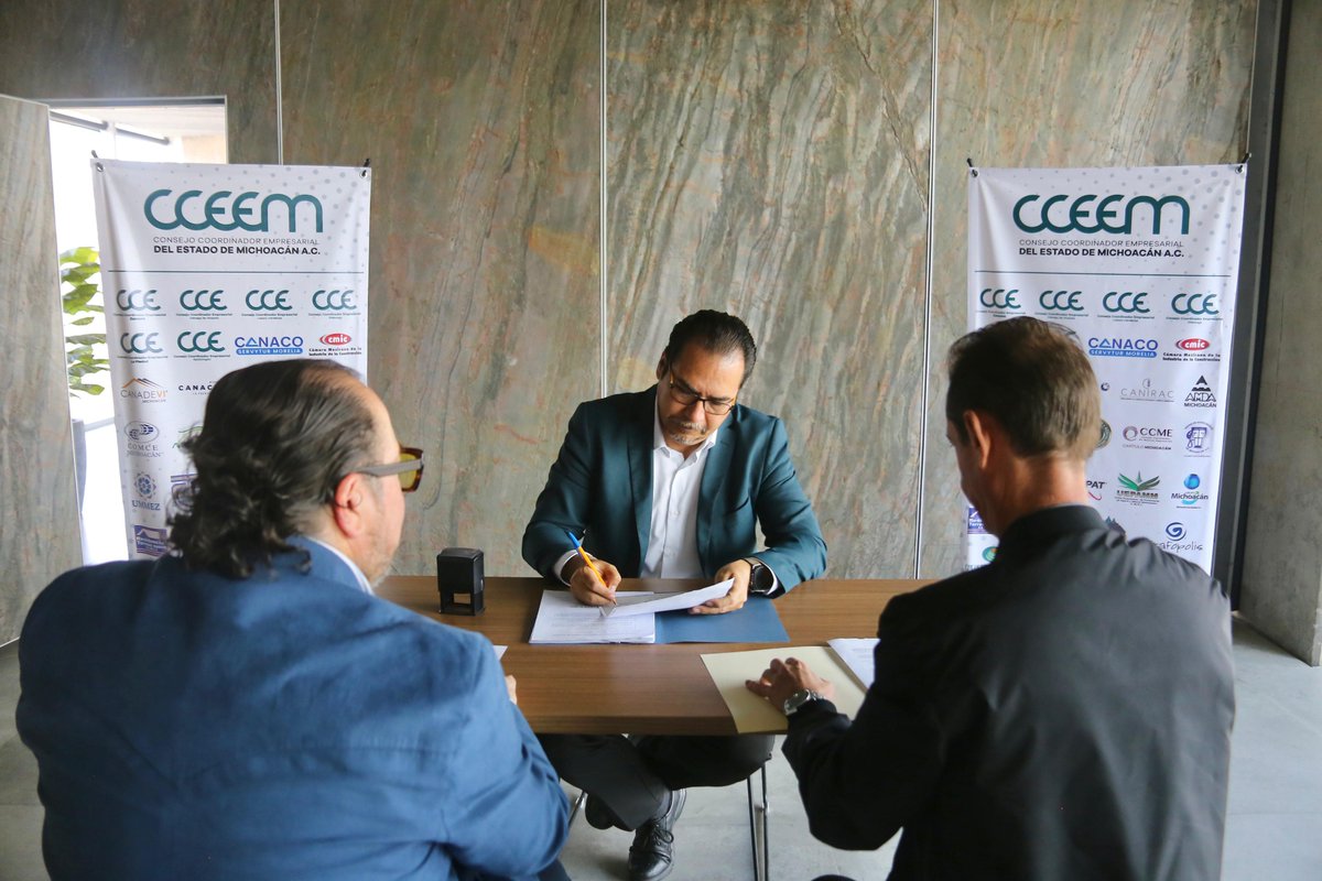 CanadeviM's tweet photo. En cumplimiento a los estatutos del @cceemich, nuestro Presidente, Manuel Nocetti Villicaña, realizó su registro como aspirante a presidir dicho organismo empresarial.

Todo nuestro apoyo y respaldo desde CANADEVI Michoacán 🤝🏼✨
¡Mucha suerte en esta contienda! 👏🏼👏🏼👏🏼 https://t.co/V4Tl5ZhPnV