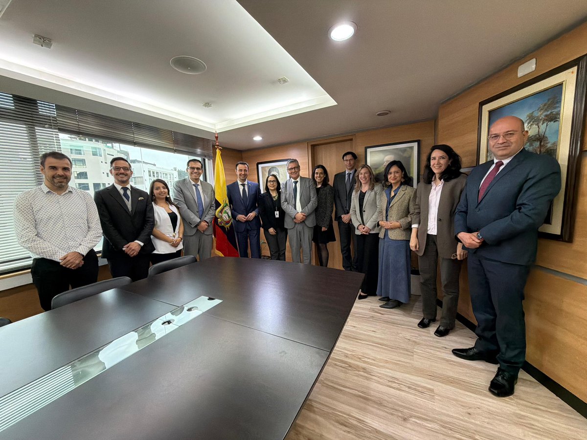 MinTrabajoEc's tweet photo. El ministro @haburbano sostuvo un encuentro protocolar con autoridades del Gobierno Vasco, donde se abordaron programas de migración laboral y otras iniciativas que amplían oportunidades para ecuatorianos y fortalecen su acceso a nuevos espacios en el mercado internacional.
#ElNuevoEcuador