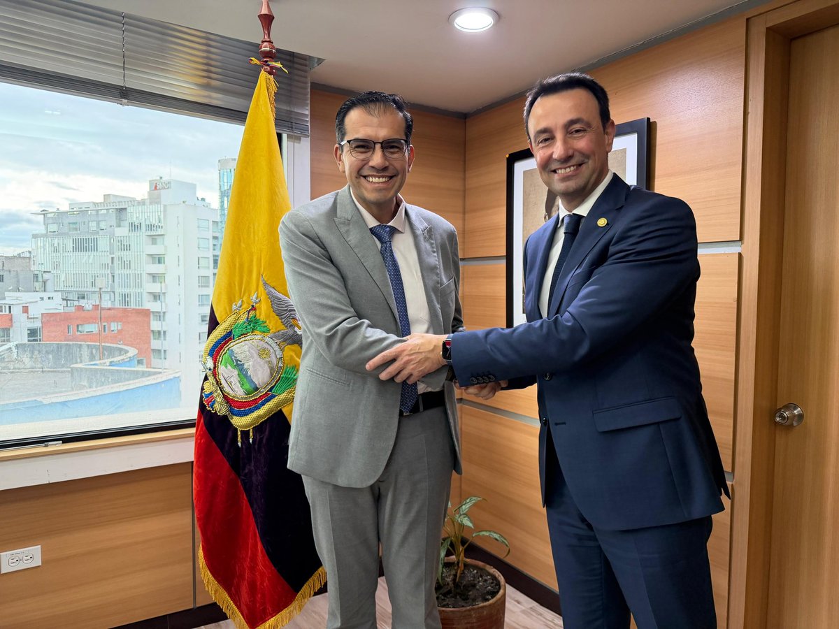 MinTrabajoEc's tweet photo. El ministro @haburbano sostuvo un encuentro protocolar con autoridades del Gobierno Vasco, donde se abordaron programas de migración laboral y otras iniciativas que amplían oportunidades para ecuatorianos y fortalecen su acceso a nuevos espacios en el mercado internacional.
#ElNuevoEcuador
