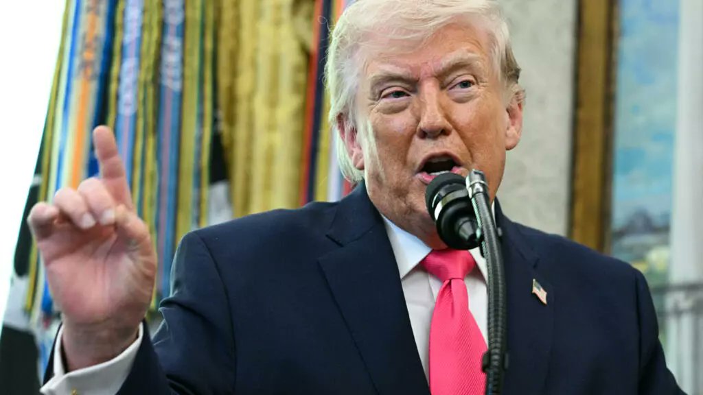 🚨 Trump: Iran “just handed us a gift” 🤯
They tried to pressure the world by choking the Strait of Hormuz…
but gave the U.S. the perfect excuse to escalate 🔥

This isn’t just conflict .
it’s a global oil power game ⛽