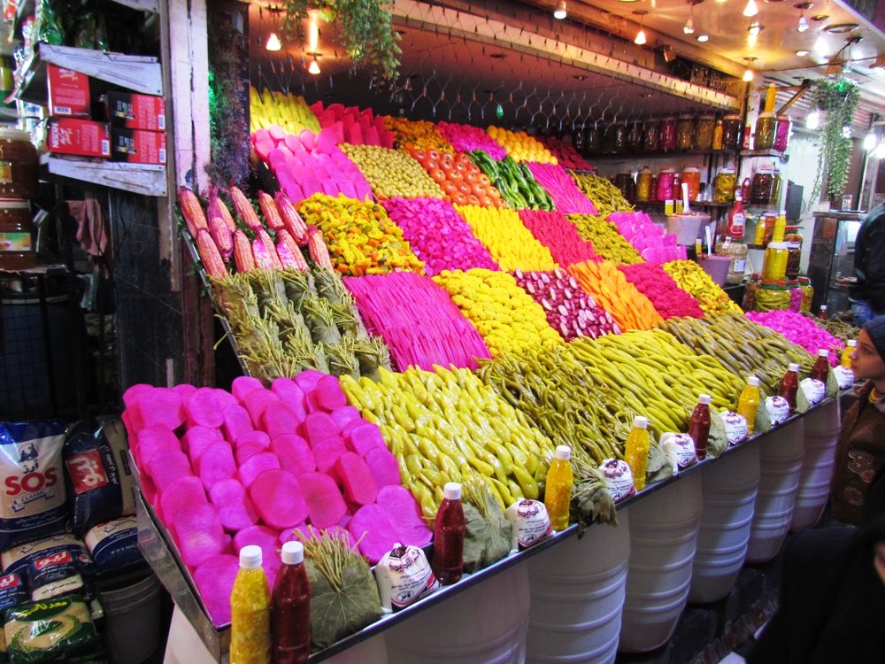 (4/7) Third: Mastering Acidity. Instead of industrial vinegar, fermentation (like Lacto-fermentation) provides a balanced, complex, and "living" acidity that rounds out a dish’s profile far better than any store-bought alternative. #fermntion #syria
