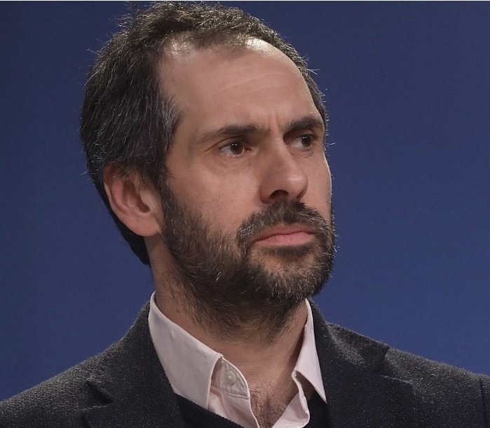 Nicolás Grau :

-En la FECH: Se le perdieron $120 millones en una fiesta.

-En el Ministerio de Hacienda: Se le perdieron $USD 4.000 millones de aporte fiscal. 

Si nombras a un retrasado al mando del fisco, no te quejes que el fisco NO TENGA PLATA.