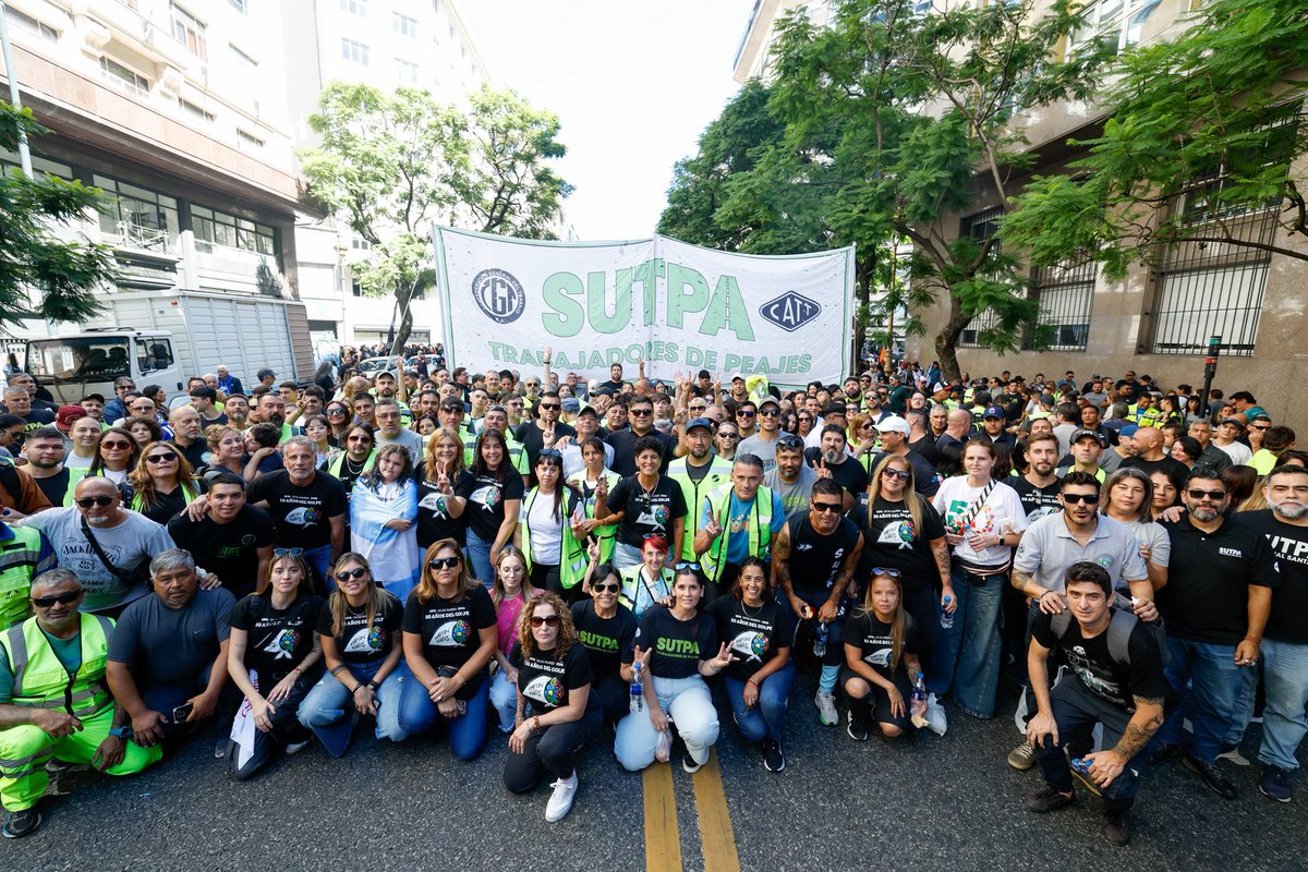 sutpapeajes's tweet photo. A 50 años del Golpe de Estado de 1976, la historia nos convoca y la memoria nos une.

El pueblo no olvida, porque la memoria vive en cada lucha, en cada derecho conquistado y en cada voz que se alza contra la injusticia.

Por los 30.000 compañeros y compañeras desaparecidos. https://t.co/KnjpSiOgoz