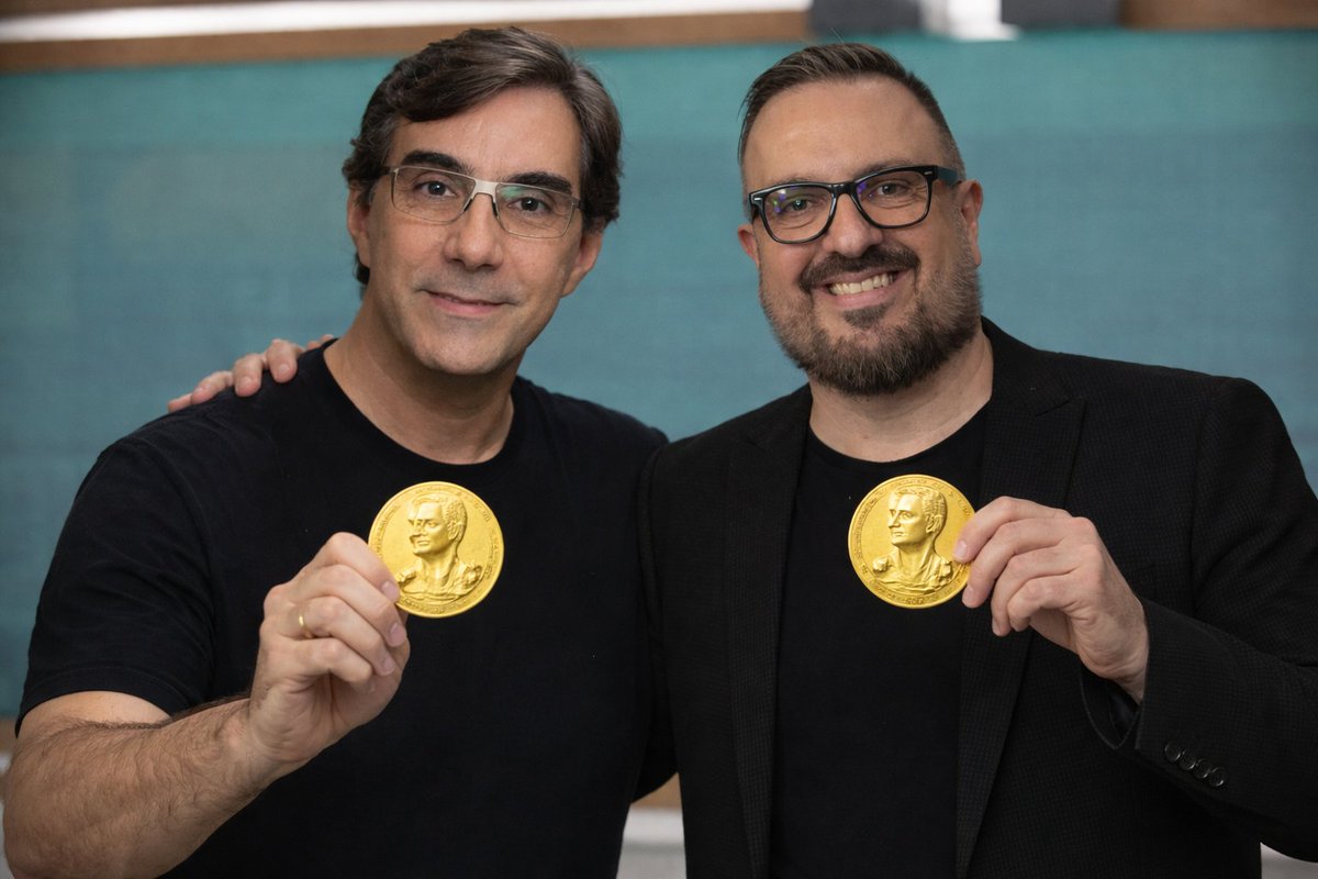 panelareality's tweet photo. FREUD ORGULHOSO! 🗣️

Rodrigo Dourado e Carelli são os únicos a descobrirem a CURA para transtornos mentais.

Curiosamente, a Tia Milena e a Raíssa Barbosa, depois de levarem um esporro da produção, nunca mais sofreram surtos e crises em seus respectivos realities. O Prêmio Nobel já é deles!

#BBB26 #ForaJuliano