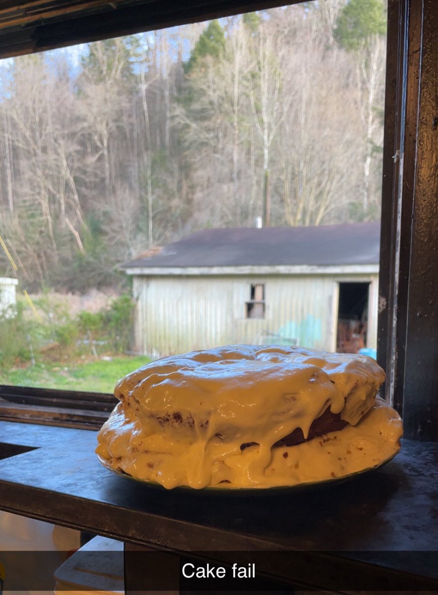 bawlingonyou's tweet image. Forgot to add flour to the pan so the cake got stuck LMFAO so mom told me to put a shit tin of icing on both sheets of cake 

#carrotcake #bakingtwt #bakingfail