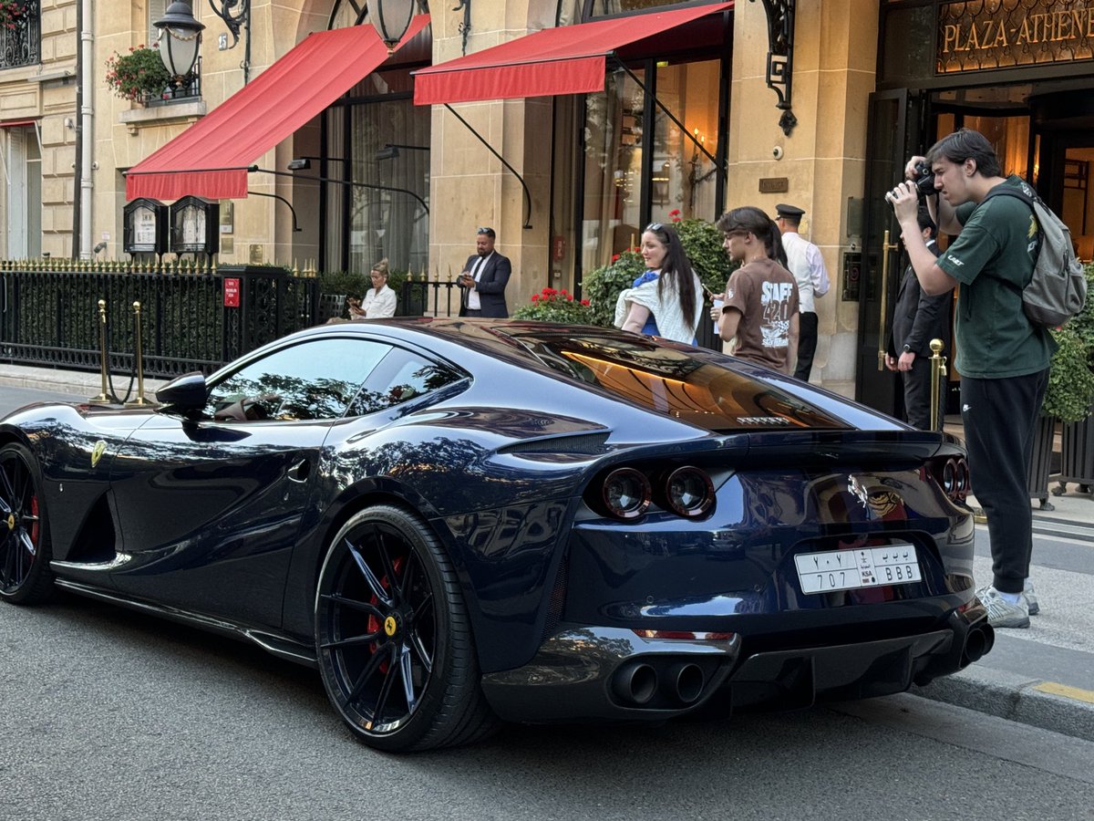 ZOË FOSSÉ tweet media