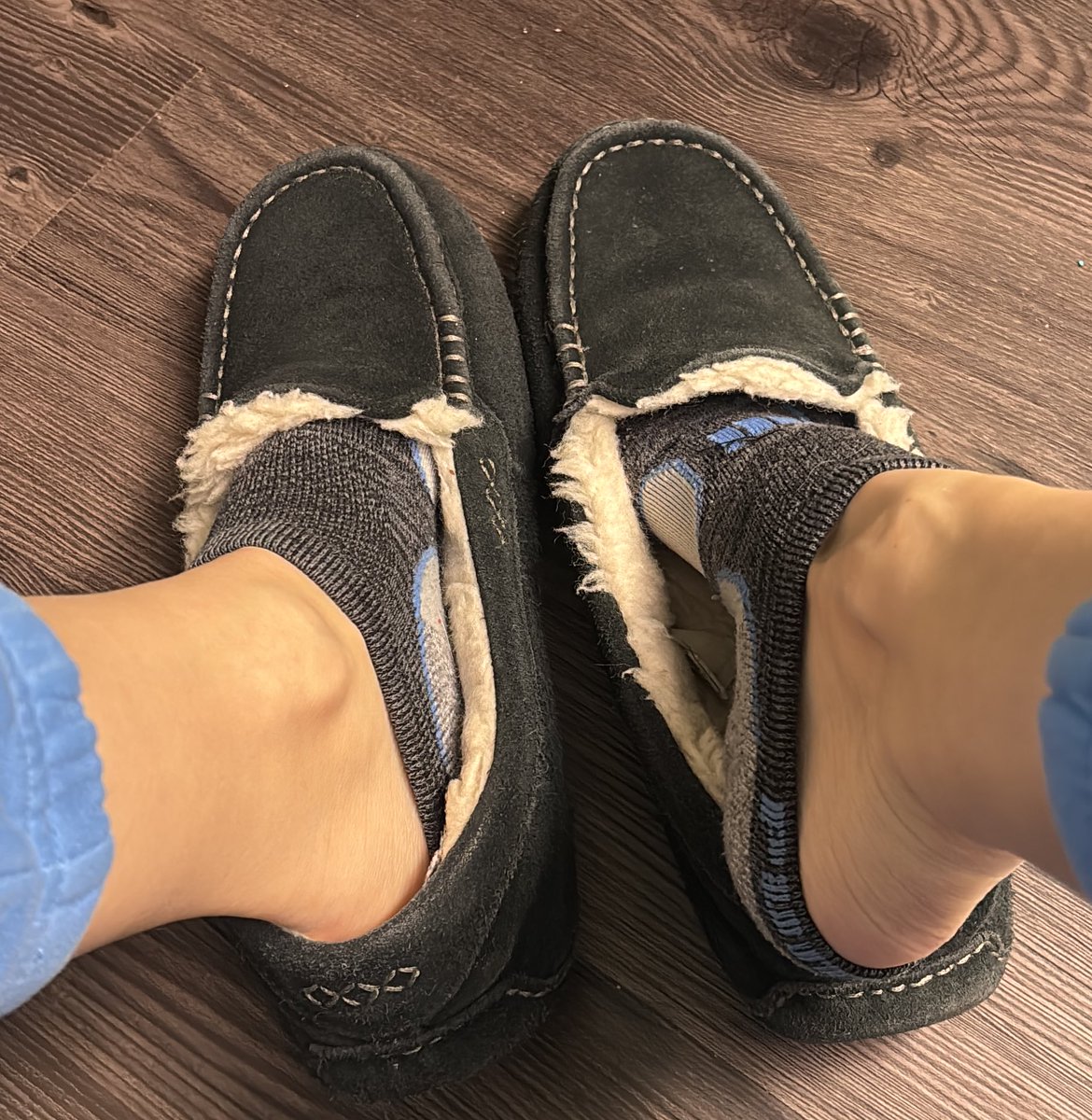 my sweaty socks are slipping off in my uggs!