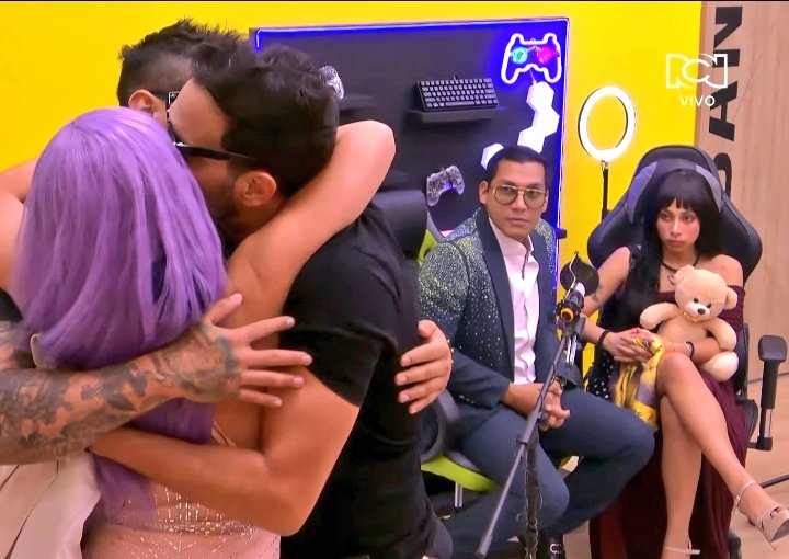 Ahhhh ya entendí, y espera que saquemos a Eucerin o Campana jajaja, van a rabiar más

#LaCasaDeLosFamososCol3