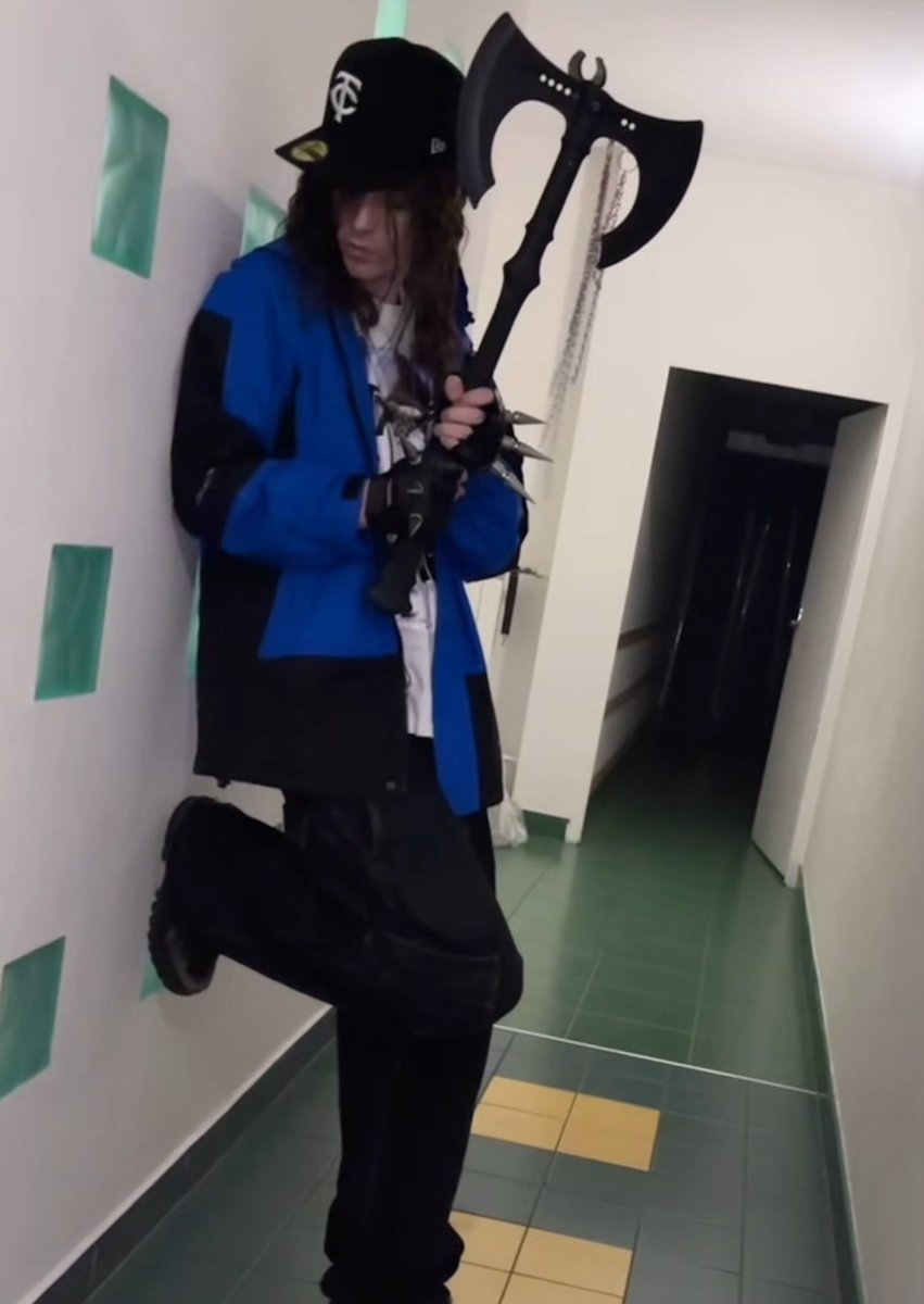 hourly bladee 🗡️🃏🛡️ tweet media