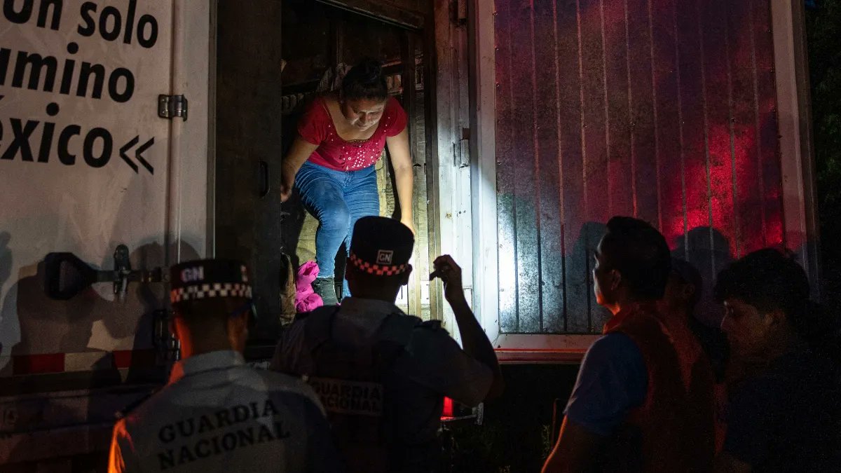 Hallan a más de 200 migrantes dentro de la caja de un tráiler en Veracruz pidiendo ayuda. La mayoría de los migrantes provenían de Centroamérica, 17 eran menores de edad y varios presentaban deshidratación.