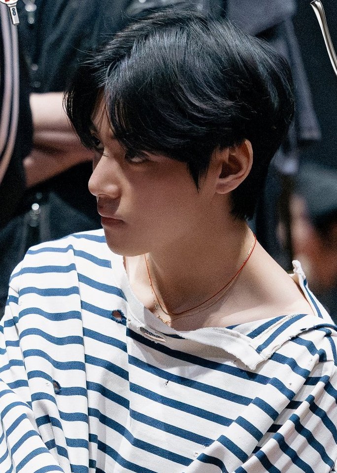 ddiddvk's tweet photo. 김태형 옷 하나 입으면 진짜 오래 입는 거 아시는 분... 같은 옷인데 느낌 완전 달라진 것도 같이 주목하고 느껴보실 분 구함 https://t.co/qQ2OKchqf0