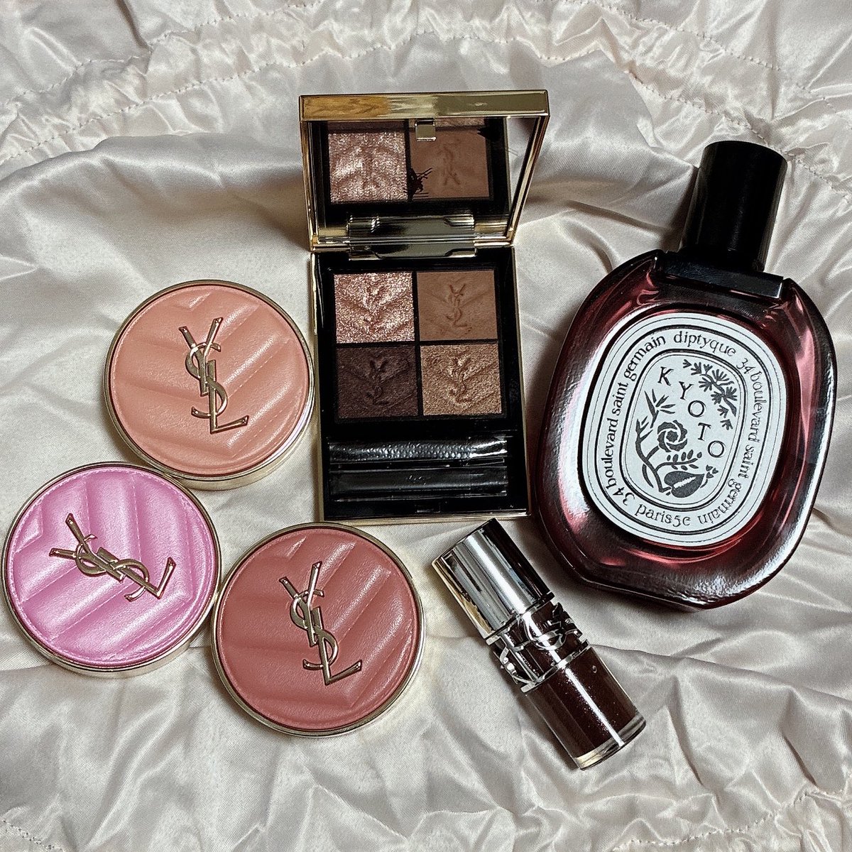 Autumn56092259's tweet image. #YSL  710 オーバー ブラン
06 ローズ ヘイズ
10 スターダスト ラブ
24 スワーヴ サンストーン
6 エスプレッソ スターダスト
#diptyque 
京都

#今日のメイク 
#今日の香水