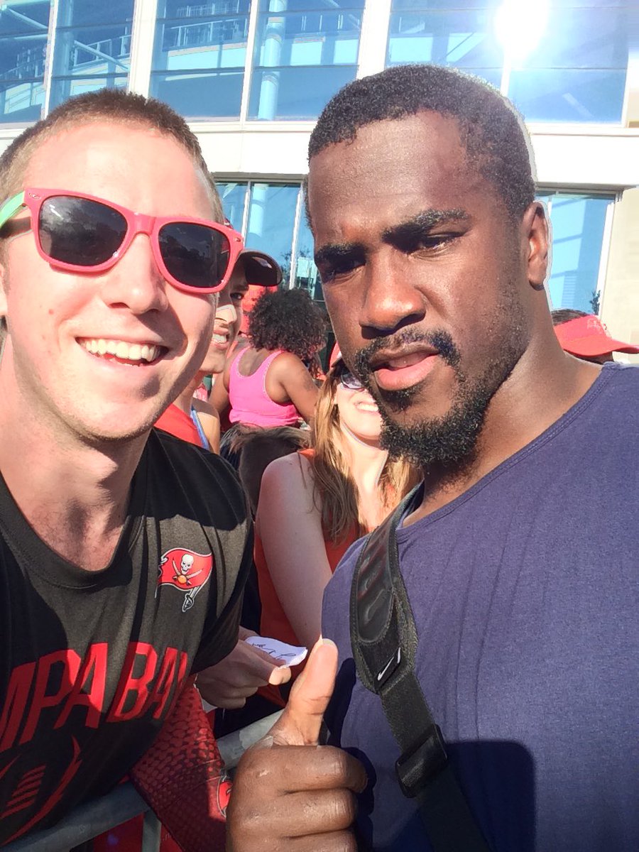 JohnnyMatt04's tweet photo. Thanks for everything @LavonteDavid54 ! @Buccaneers @BarstoolGruden https://t.co/opzx6daTrG