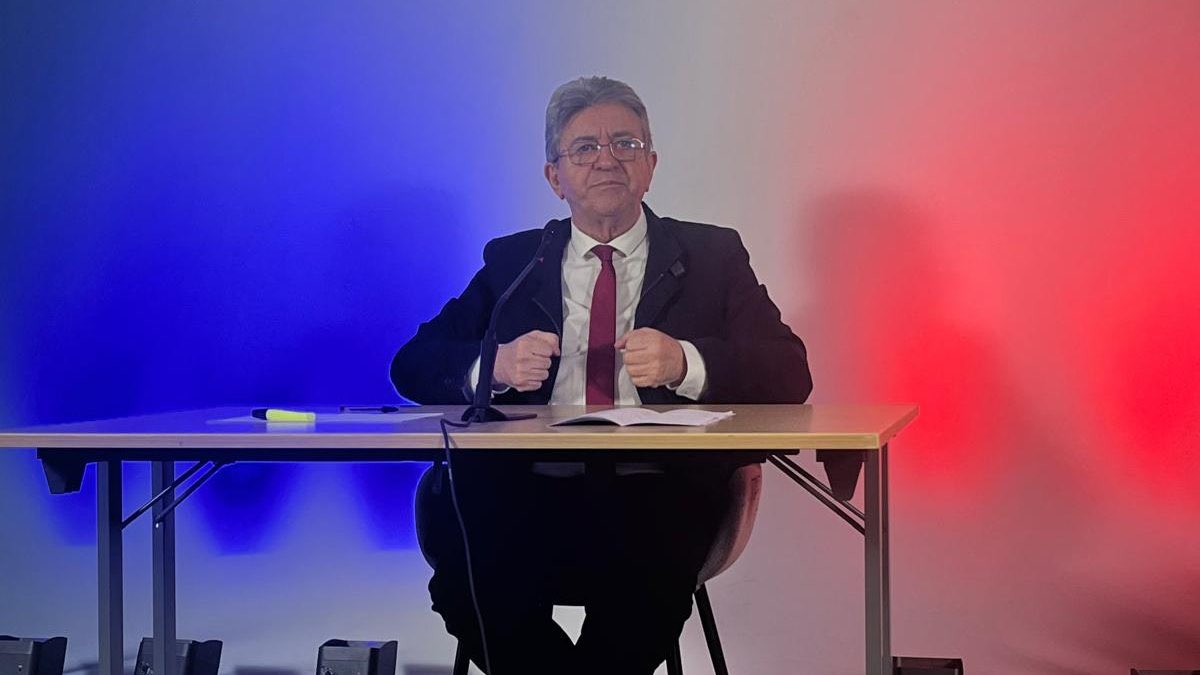 ParechalPetain7's tweet photo. Magnifique mise en scène, le mur blanc avec les spots bleus et rouges qui forment le drapeau tricolore bleu, blanc et rouge, qui je le rappelle est le drapeau de la France. Mélenchon nous fait part encore une fois de sa grande culture historique #decryptage https://t.co/6Qh5FUo1jU