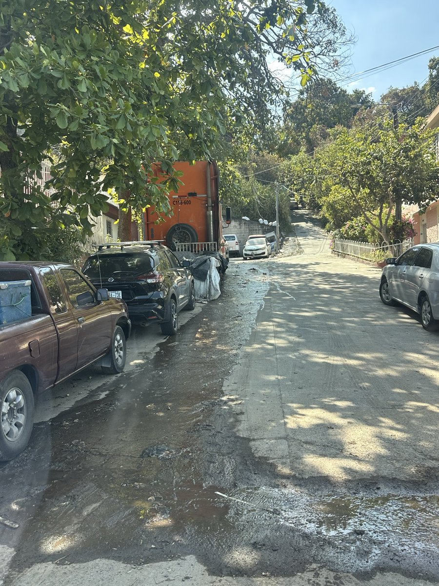 gaaz76's tweet photo. @alcaldia_ss @marioduran Alcalde AYUDA XFAVOR, al final de la calle Puntarenas en la colonia Costa Rica D5 hay un gran desorden. Cabezal y carros abandonados, taller mecánico que opera sin permisos y obstruyen el paso libre a diario.
El agua que desecha la comunidad de arriba, se estanca y es insalubre https://t.co/QYxM49JJZi