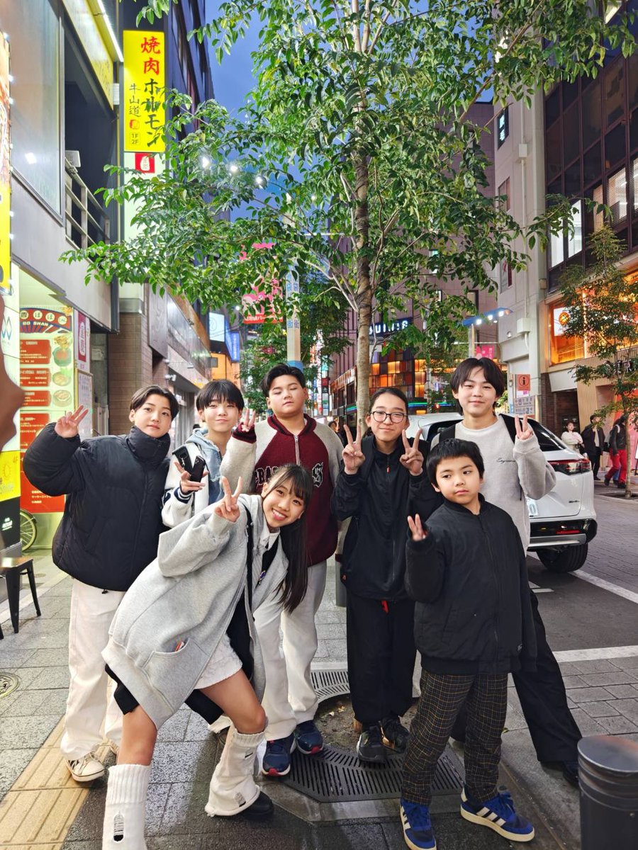 lemitfly's tweet photo. 本番が終わったあとも、
このメンバーで笑っていられる時間が幸せ。

ここまで一緒に走ってきたメンバーと。
本当に最高の時間でした。

本当にありがとう。 https://t.co/SUTlxdOuKh