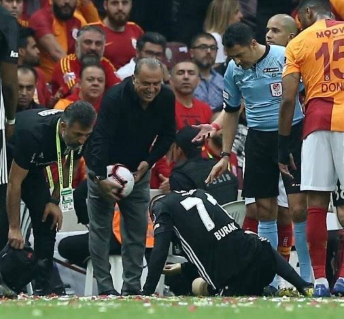 Galatasaraylılar Liverpool ‘u ve Arne Slot’u , sakatlanan futbolcuya geçmiş olsun demedikleri için eleştiriyor.
Bence haklılar da.

Peki 2017-2018 yılında , Bülent Yıldırım sayesinde el değiştirilen şampiyonluğu belirleyen maçta  , Donk diziyle yerde olan Burak Yılmaz’ın kafasına