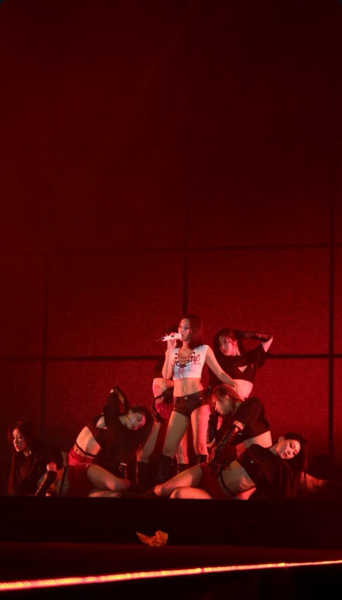 єllenஜ tweet media