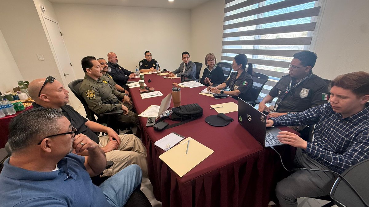ConsulMexYum's tweet photo. El 24 de marzo, el Consulado de México en Yuma, AZ fue sede de la 1ª Reunión Anual de Seguimiento de los Arreglos Locales de Repatriación (ALR), con autoridades de 🇲🇽 y 🇺🇸

Objetivo: garantizar una repatriación digna y ordenada por San Luis Río Colorado, Sonora💼

#Repatriación https://t.co/50Dzxg5FUV