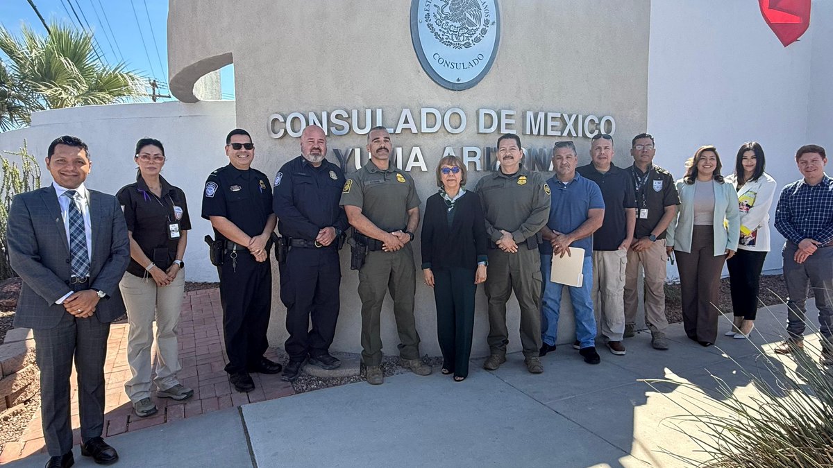 ConsulMexYum's tweet photo. El 24 de marzo, el Consulado de México en Yuma, AZ fue sede de la 1ª Reunión Anual de Seguimiento de los Arreglos Locales de Repatriación (ALR), con autoridades de 🇲🇽 y 🇺🇸

Objetivo: garantizar una repatriación digna y ordenada por San Luis Río Colorado, Sonora💼

#Repatriación https://t.co/50Dzxg5FUV