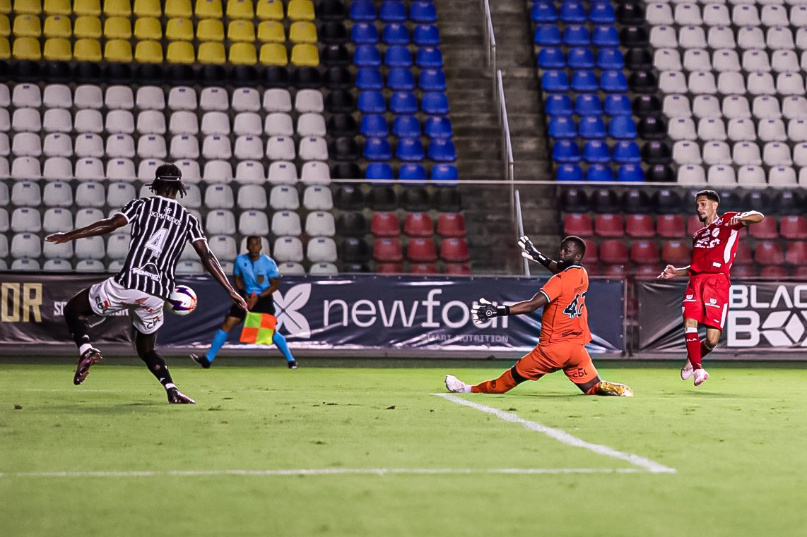 VilaNovaFC's tweet photo. Registros da partida do nosso sub-20 no Espírito Santo, a estreia da Copa Centro-Oeste. Até aqui, 0 a 0 no Kléber Andrade contra o Rio Branco. 🇦🇹
📸 @clickdolance
#MadeInOBA #RaçaFéUnião https://t.co/PR9IwCnWl9