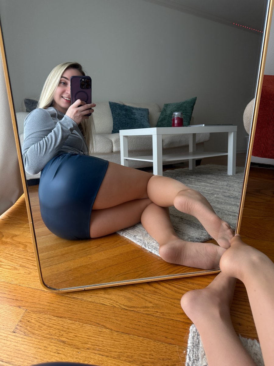 Cutiebootynylons tweet media