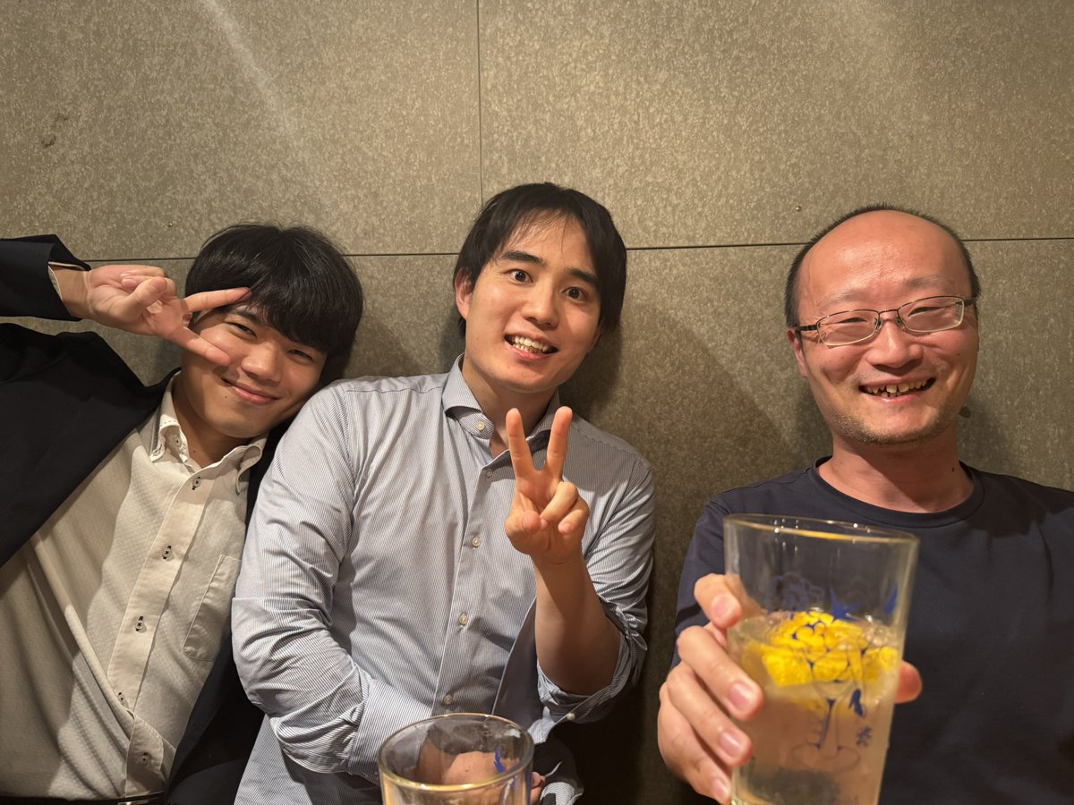 watanabe_1984's tweet photo. 先日、勇気八段、ゆうじろう四段と5/4東京イベントの打ち合わせで食事に行きました。昨日、詳細を発表、募集開始しております。(3/31 一杯　先着ではなく抽選)

https://t.co/BCPd4lac7K

★★今後のスケジュール★★
3/31 23:55  募集終了
4/6　抽選結果発表

①②写真は勇気八段が大好きな鳥の唐揚げでメニューにあれば必ず頼みます🤣

ゆうじろうさん🎤とはA級プレーオフの時に初めて話したのですが、いい声で好青年でした。自分は競馬実況アナの方々のいい声が大好きなので、特にそう感じました！

イベントではゆうじろうさん得意のカラオケもあり、お題が「季節の歌」なので、5月4日としては少し早いかもですが、私がリクエストした曲が採用されるかも⁉️
🅿️🐱🥱←歌詞

↑ともう1曲なにか歌うらしい🤔

楽しいイベントにしようと、みんな張り切ってますので、みなさまのご来場、お待ちしております！

写真は物販の扇子③と色紙④の見本です。
(色紙は実物と異なる場合があります)