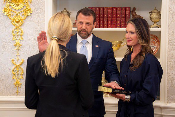BreannaMorello's tweet photo. 🚨RELEASED🚨

DHS has just released these photos of the NEW DHS Secretary Markwayne Mullin getting sworn in today. https://t.co/NOf2FLg6Dv