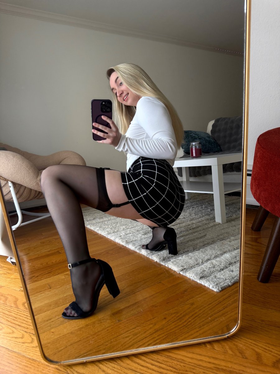 Cutiebootynylons tweet media