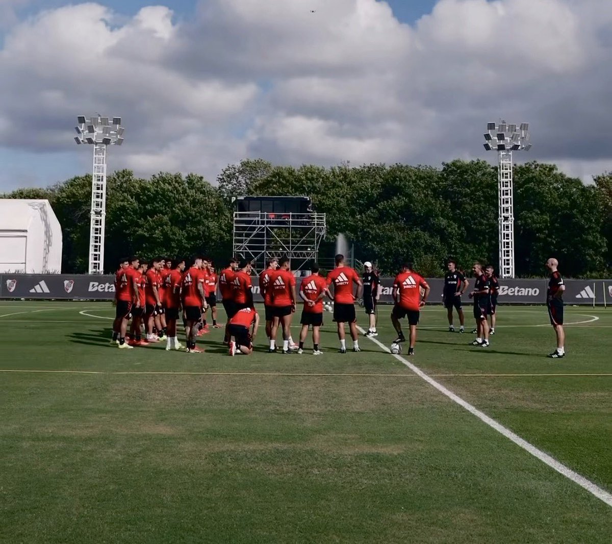 𝙈𝘼𝙓𝙄 tweet media