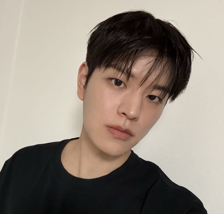 user0922000's tweet image. happy stay selca day i think we're lowkey twinning here

#ssd #stayselcaday #straykids 
#seungmin #스트레이키즈 
#StrayKids8thAnniversary